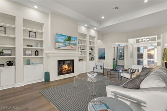 15429 Turin Dr in Naples, FL - Foto de edificio - Building Photo