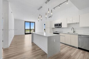 101 Diplomat Pkwy in Hallandale Beach, FL - Building Photo