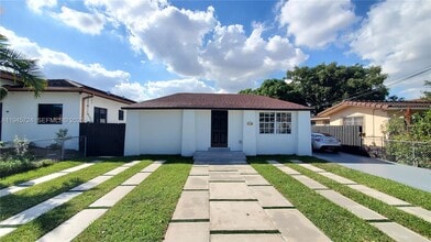 40 SW 34th Ave in Miami, FL - Foto de edificio - Building Photo