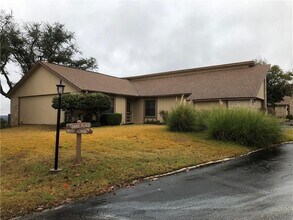 1 Oaks Pl in Lago Vista, TX - Building Photo - Building Photo