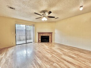 800 W Collins St in Denton, TX - Building Photo - Building Photo
