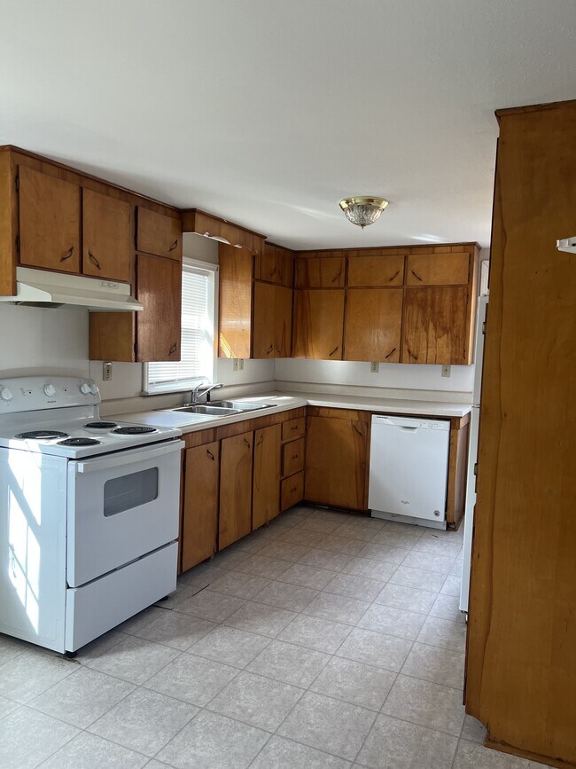 805 Ray Rd in Clarksville, AR - Building Photo - Building Photo