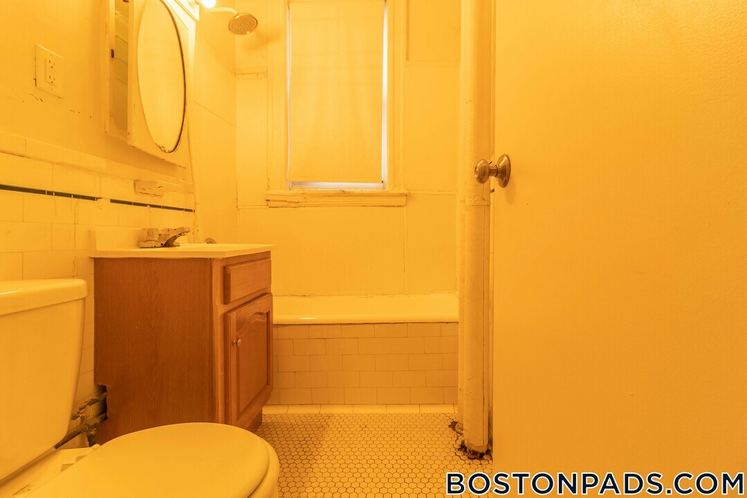 1634 Commonwealth Ave in Boston, MA - Building Photo