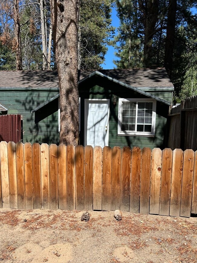 1103 Sierra Blvd in South Lake Tahoe, CA - Building Photo - Building Photo