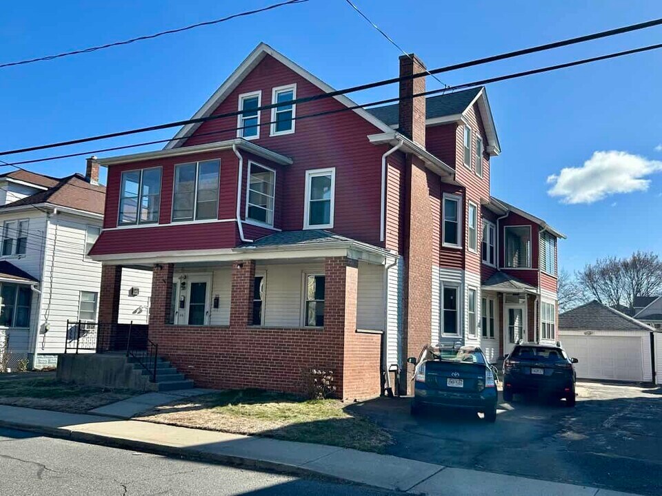 364 Hillside Ave, Unit 3 in Holyoke, MA - Foto de edificio