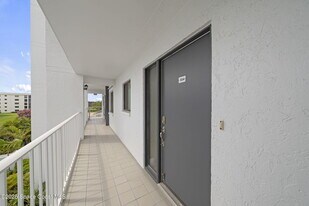 190 Seminole Ln in Cocoa Beach, FL - Building Photo