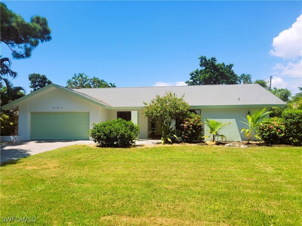 735 High Pines Dr in Naples, FL - Building Photo