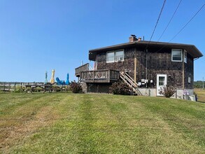 14 Oak St in Stonington, CT - Building Photo - Building Photo
