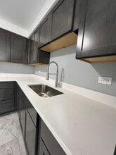 7000 S Cregier Ave in Chicago, IL - Foto de edificio - Building Photo