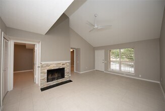 1880 White Oak Dr in Houston, TX - Building Photo - Building Photo