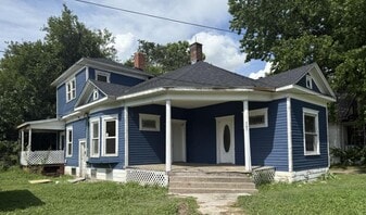 303 E Hickory St in Nevada, MO - Building Photo