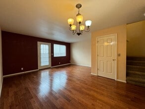 310 NE Terry Ln in Grants Pass, OR - Foto de edificio - Building Photo