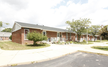 LaRoy Froh Townhouses in Lansing, MI - Building Photo - Building Photo