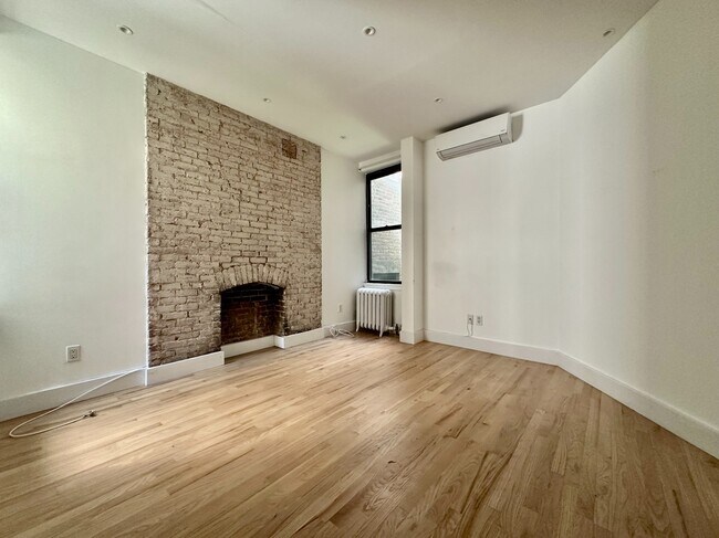29 W 12th St in New York, NY - Building Photo - Building Photo