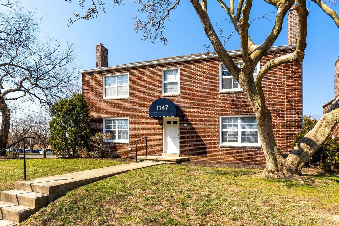 1147 S Cassingham Rd in Columbus, OH - Building Photo