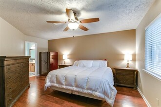 16830 Rippling Mill Dr in Sugar Land, TX - Building Photo - Building Photo
