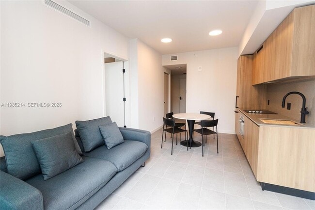 121 NE 5th St, Unit 3711 in Miami, FL - Building Photo - Building Photo