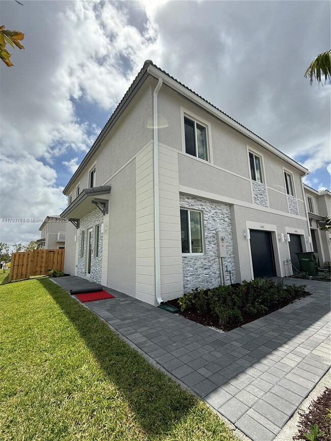 692 SE 13th Ct in Homestead, FL - Building Photo - Building Photo