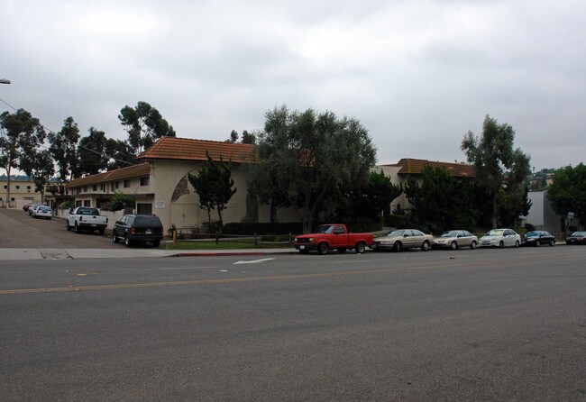 Helix South Apartments in Spring Valley, CA - Foto de edificio - Building Photo