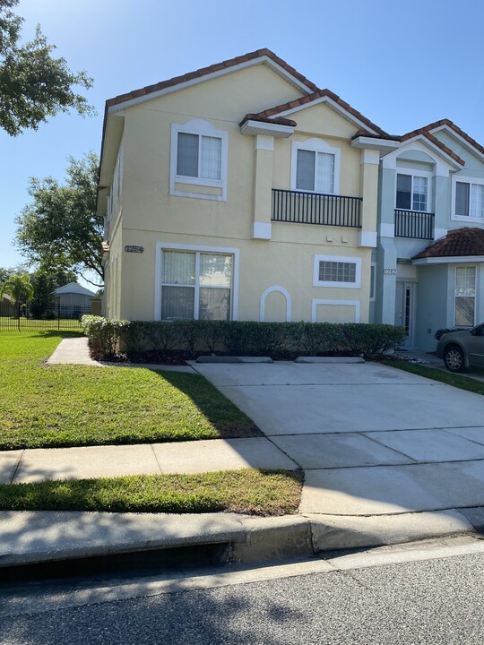 1264 S Beach Cir in Kissimmee, FL - Foto de edificio