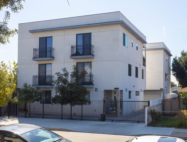 11720-11724 Gilmore St in North Hollywood, CA - Foto de edificio - Building Photo