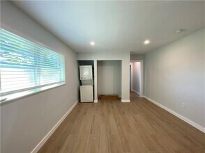 49 SW 14th St, Unit c in Dania Beach, FL - Building Photo - Building Photo