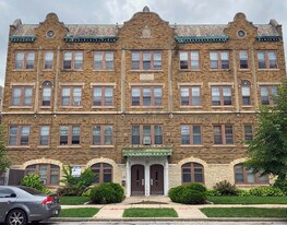 Franklin Manor in Milwaukee, WI - Building Photo