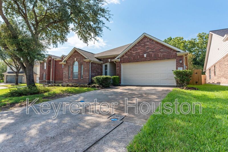 6411 Silver Shade Dr in Houston, TX - Building Photo