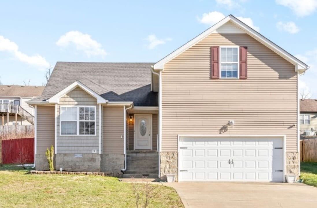 1384 Mutual Dr in Clarksville, TN - Building Photo