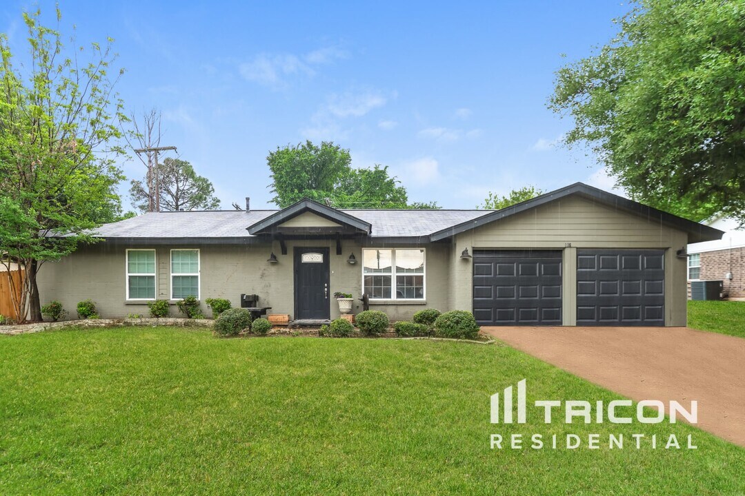 2216 Highcrest Dr in Bedford, TX - Building Photo