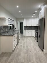 8260 SW 98th St in Miami, FL - Building Photo - Building Photo