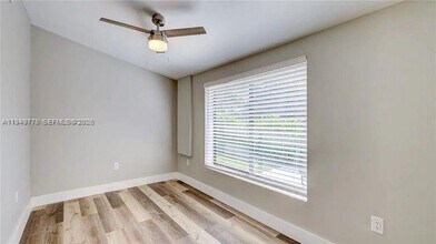 1050 SW 11th St in Miami, FL - Foto de edificio - Building Photo