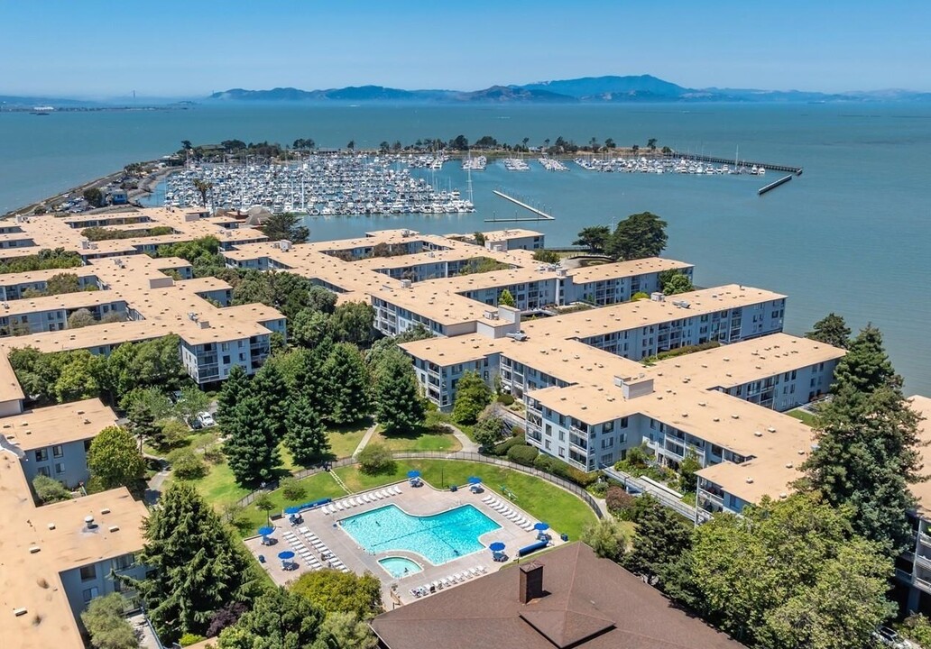 2 Commodore Dr, Unit D377 in Emeryville, CA - Building Photo