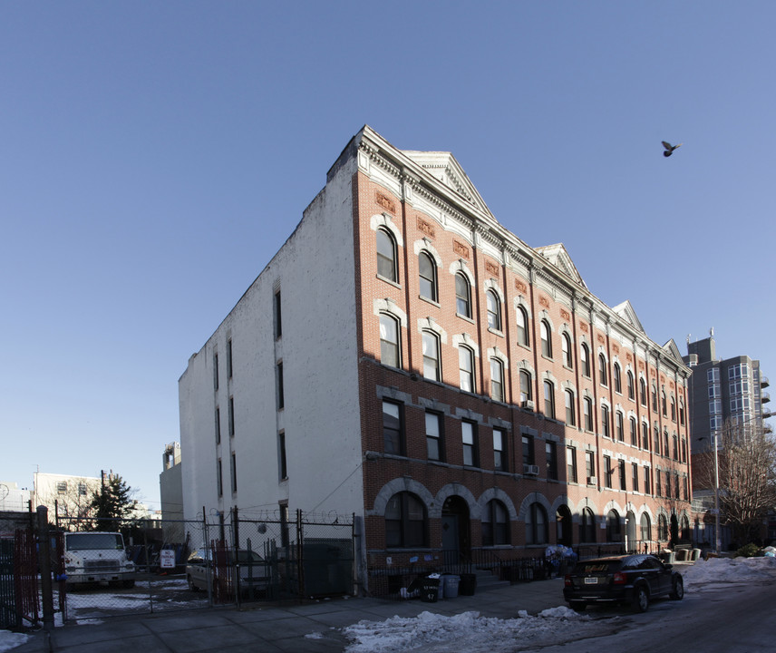 47 India St in Brooklyn, NY - Building Photo