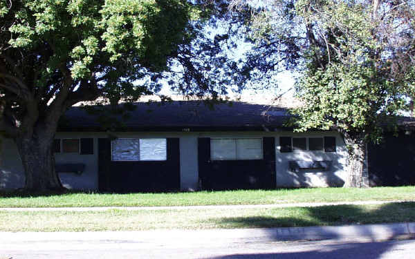 1027 Oxford St in Redlands, CA - Foto de edificio