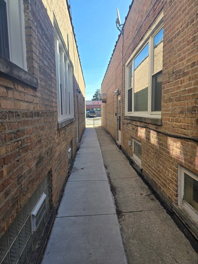 8304 S Kedzie Ave in Chicago, IL - Building Photo - Building Photo
