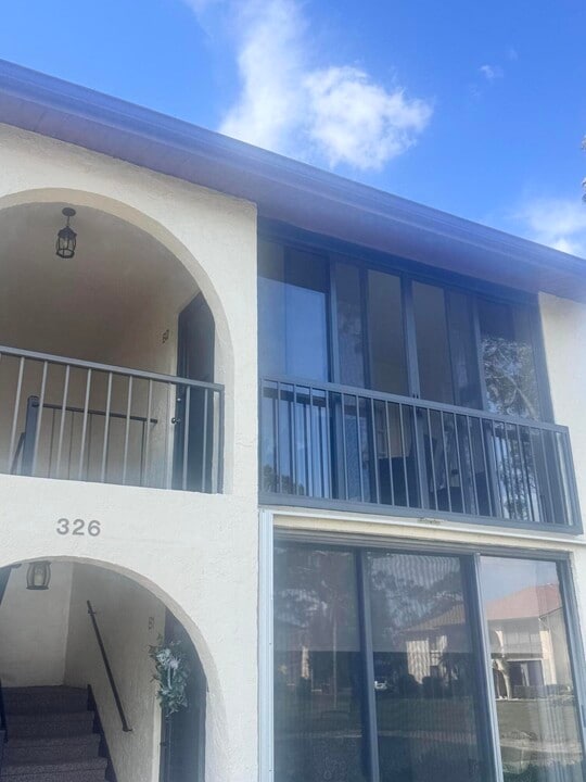 326 Knotty Pine Cir in Greenacres, FL - Building Photo