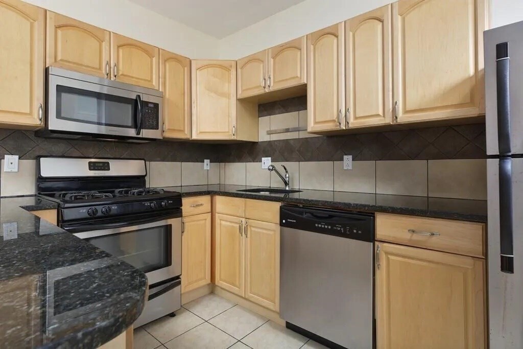 7 Bartlett Pl in Boston, MA - Building Photo
