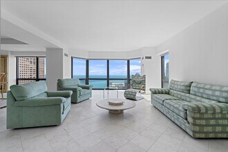 100 E Huron St in Chicago, IL - Building Photo - Building Photo