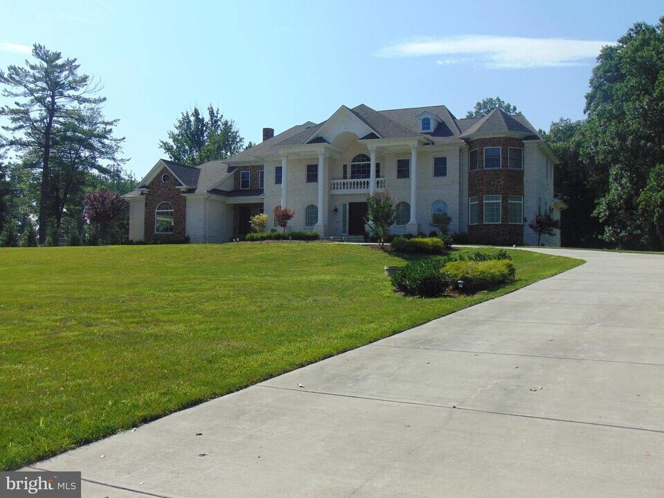 1027 Towlston Rd in McLean, VA - Foto de edificio