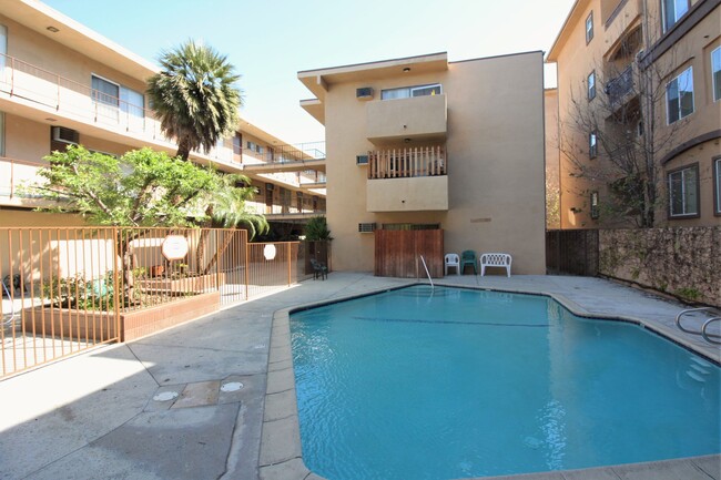 8123 - Sepulveda Apartments in Van Nuys, CA - Foto de edificio - Building Photo