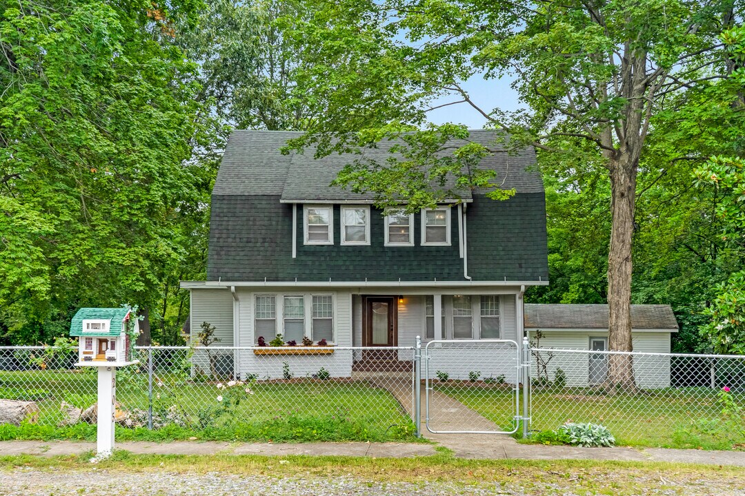 205 W Main St in Greenbrier, TN - Building Photo