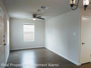 1627 N Navidad St in San Antonio, TX - Building Photo - Building Photo