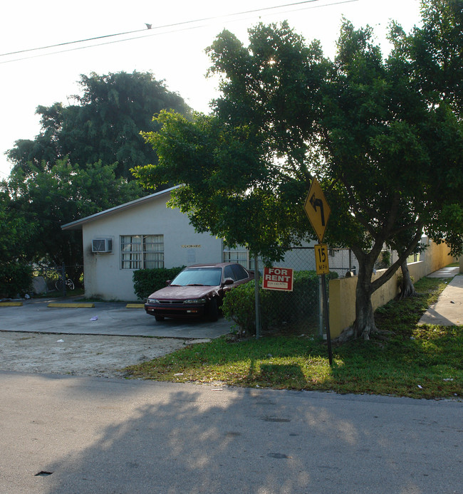 1324 SW 44th Ave in Fort Lauderdale, FL - Building Photo - Building Photo