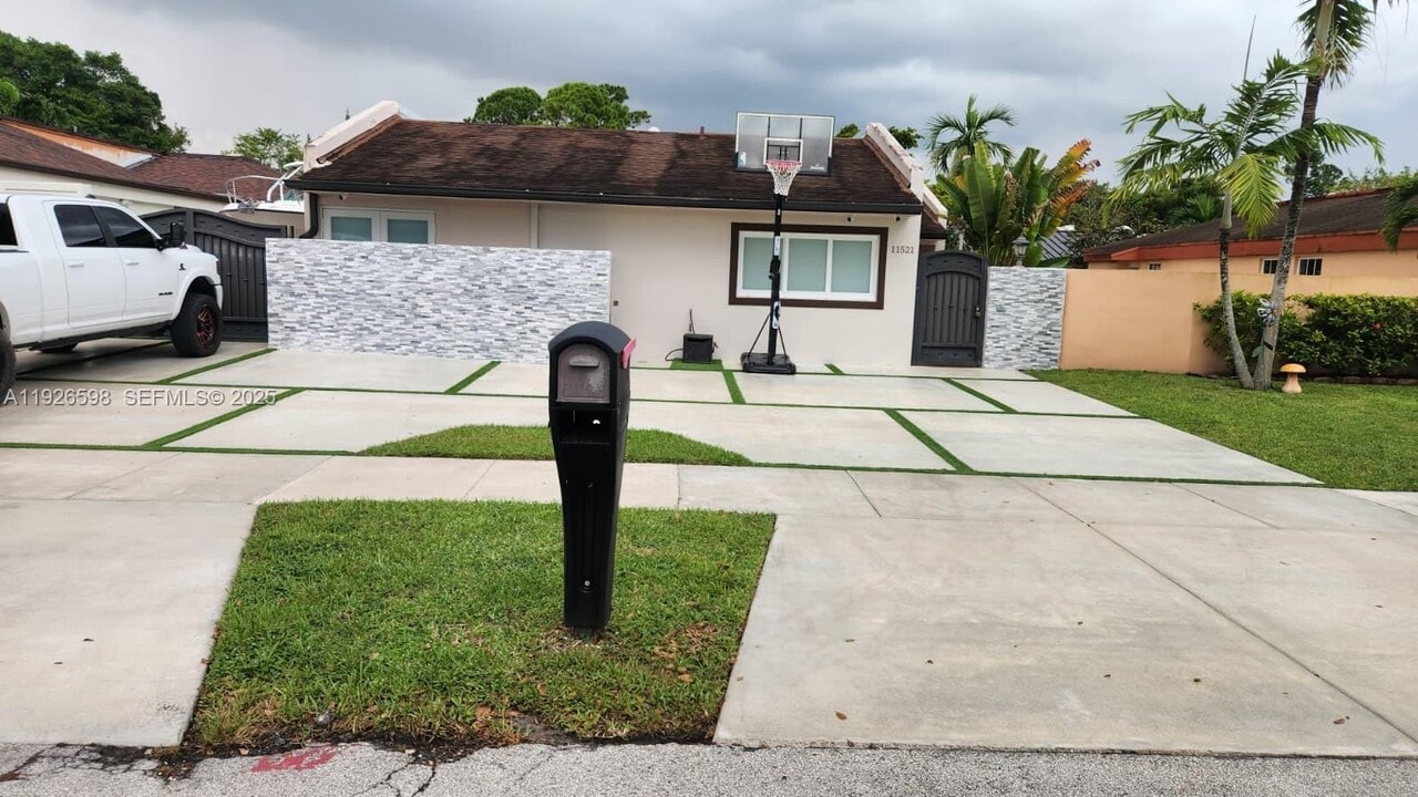 11521 SW 80th Terrace in Miami, FL - Building Photo