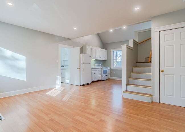 8 Western Ave, Unit b in Gorham, ME - Foto de edificio - Building Photo