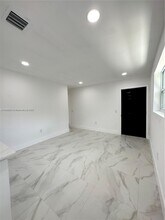 1443 NW 34th St in Miami, FL - Building Photo - Building Photo