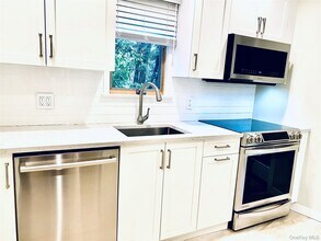 4 Avenue B in Port Washington, NY - Building Photo - Building Photo