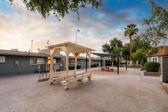 2402 W Devonshire Ave in Phoenix, AZ - Building Photo - Building Photo