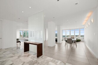 100 Harborview Dr, Unit 1901 in Baltimore, MD - Foto de edificio - Building Photo